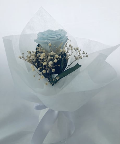 【プリザーブドフラワー／淡いブルーの薔薇とかすみ草のふんわり一輪ラッピング】