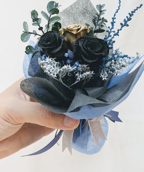 プリザーブドフラワー黒薔薇の魔法発動中シリーズ／ミニ黒薔薇とゴールドローズの魔法の花束BOX／黒執事からの贈り物