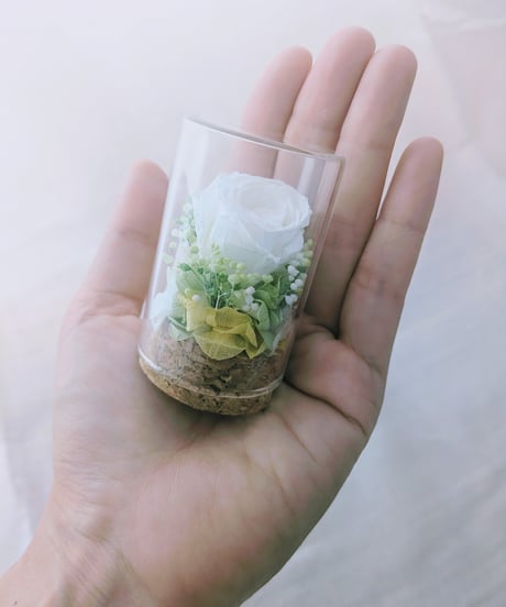 プリザーブドフラワー／　白いミニ薔薇と小花のミニガラスボトルギフト