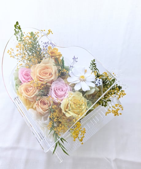 プリザーブドフラワーピアノアレンジ／小花と薔薇と四ツ葉のクローバーの優しい音色（フラワーケース付き）