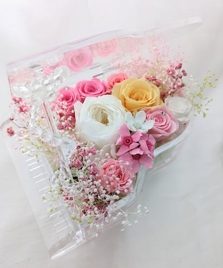 【プリザーブドフラワー／グランドピアノシリーズ】白い薔薇とミニ薔薇と小花のフラワーピアノ/フラワーケースリボンラッピング付き