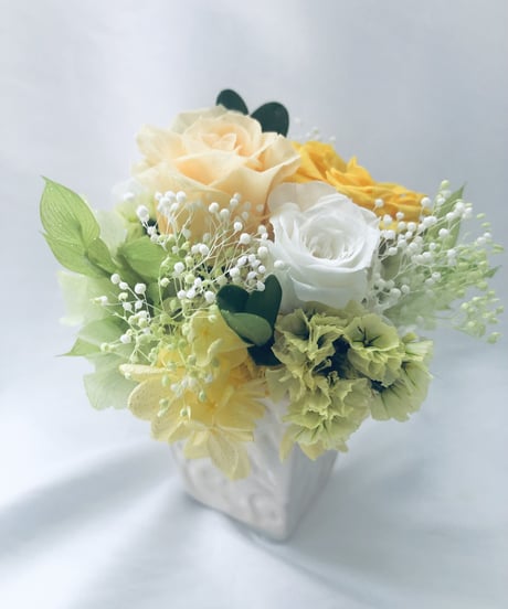 プリザーブドフラワー黄色と白とパステルオレンジローズ、小花のアレンジ【フラワーケースリボンラッピングつき】