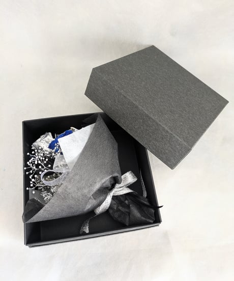 プリザーブドフラワー花束ボックス／4色のミニ薔薇5輪と小花の花束☆黒青白シルバー