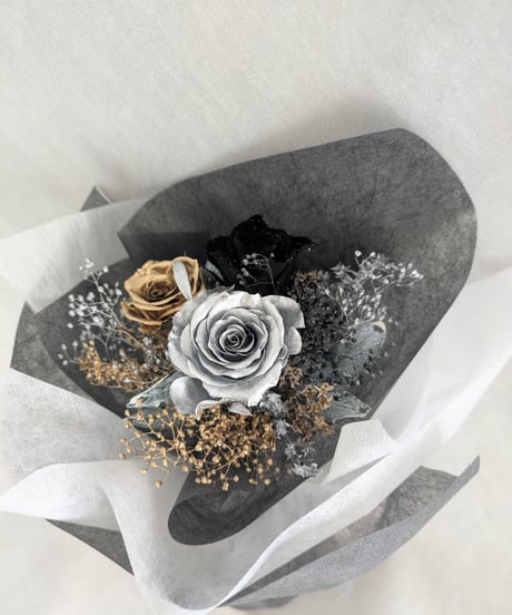 プリザーブドフラワー花束／金、銀、黒の3色の薔薇と小花の宝石の輝き