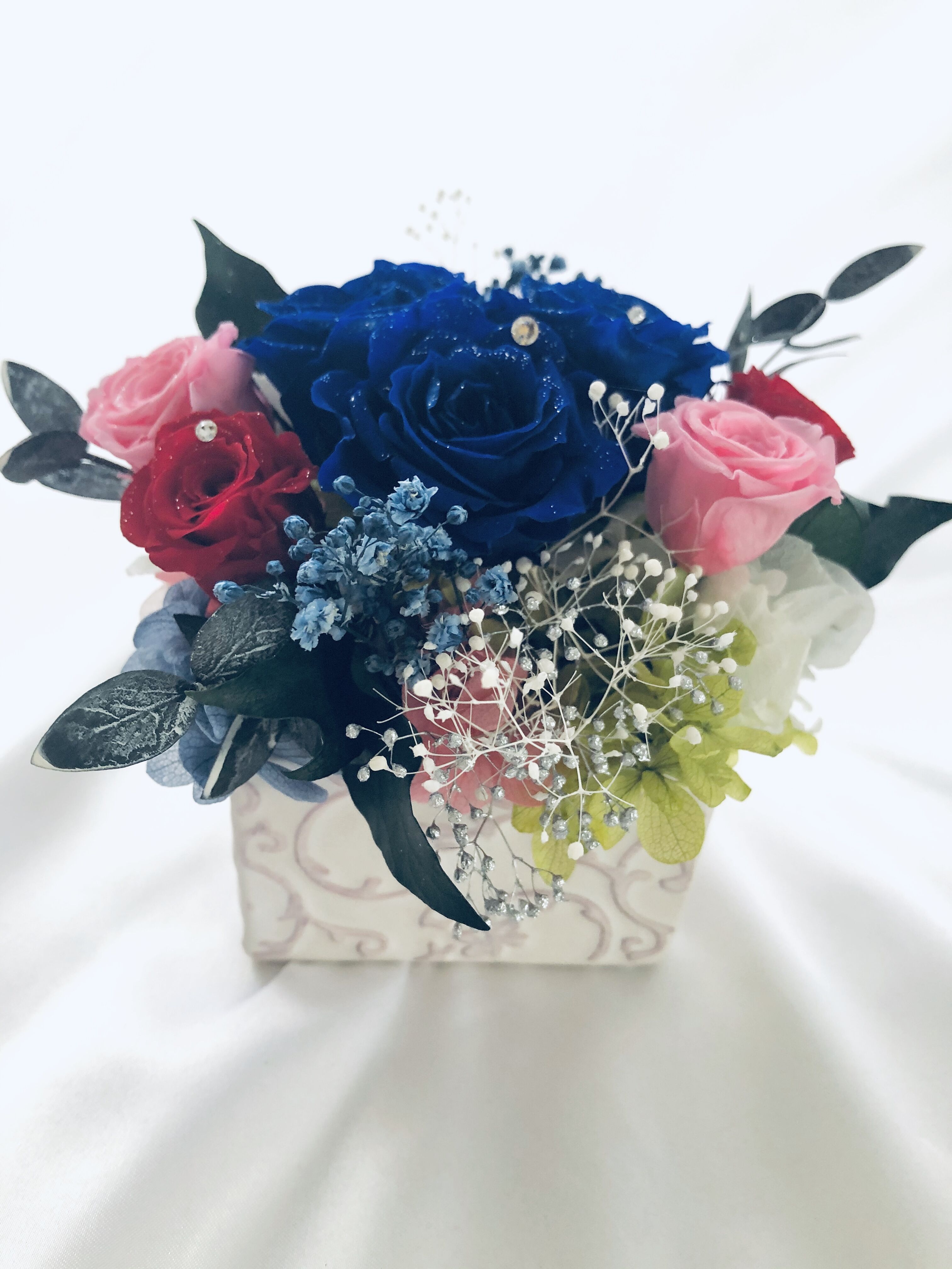 プリザーブドフラワー幸福の青い薔薇 とピンクと赤い薔薇の祝福