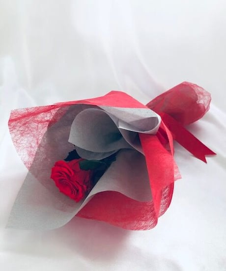 【プリザーブドフラワー／赤薔薇のふんわり一輪ラッピング】