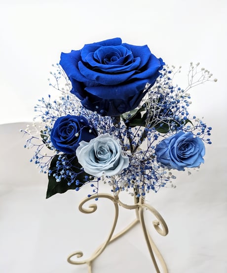 青い薔薇とミニ薔薇とかすみ草のふんわり花束（プリザーブドフラワー）