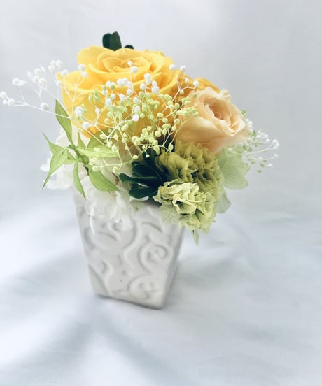 プリザーブドフラワー黄色とパステルオレンジローズ、小花のアレンジ【フラワーケースリボンラッピングつき】
