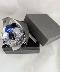 プリザーブドフラワー花束ボックス／4色のミニ薔薇5輪と小花の花束☆黒青白シルバー