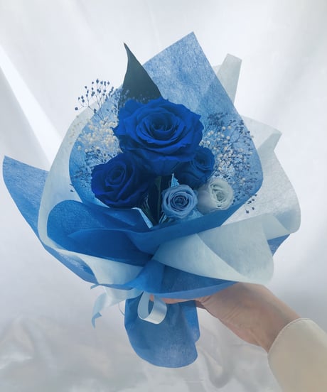 プリザーブドフラワー/大輪ブルーローズとミニ薔薇とかすみ草のふんわり花束（花束ラッピング）