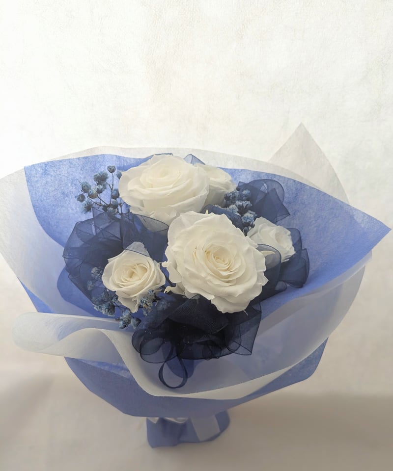 プリザーブドフラワー/白い薔薇5輪とたっぷりブルーオーガンジーリボン