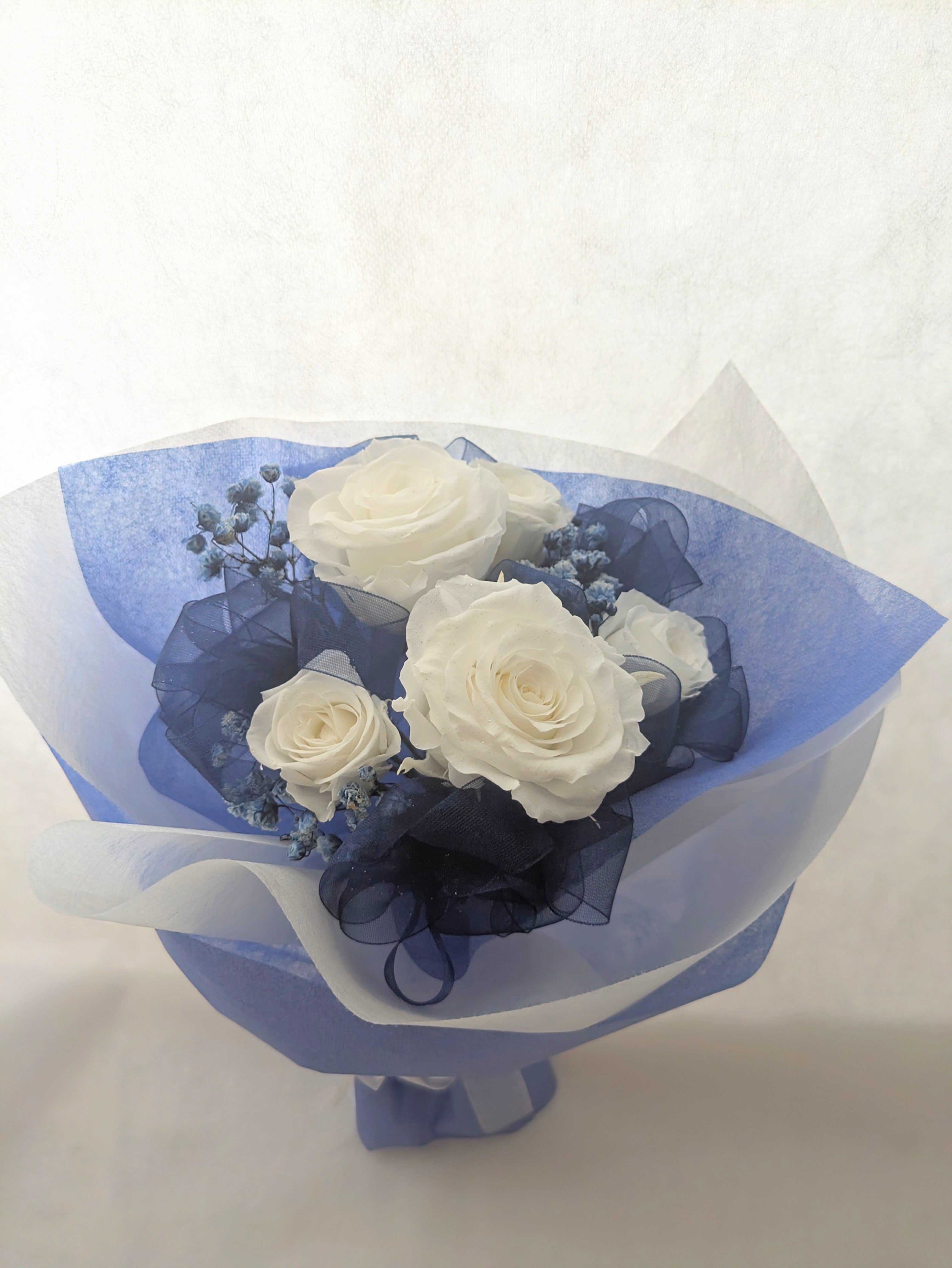 プリザーブドフラワー バラ ９輪 ５箱セット 白 ホワイト ローズ 薔薇 プリザーブドフラワー/白い薔薇5輪とたっぷりブルーオーガンジーリボン