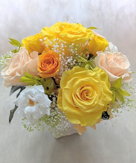 プリザーブドフラワー/レモンイエローとオレンジ、白の薔薇とかすみ草アレンジ（フラワーケースリボンラッピングつき）