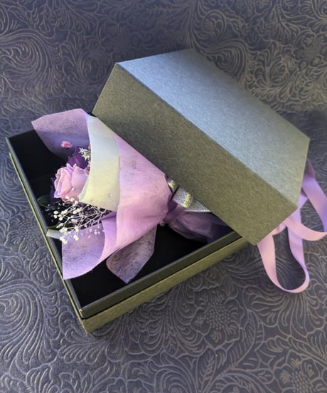 プリザーブドフラワー／魔法界からの魔法発動中シリーズ／紫のミニ薔薇と小花の花束BOX