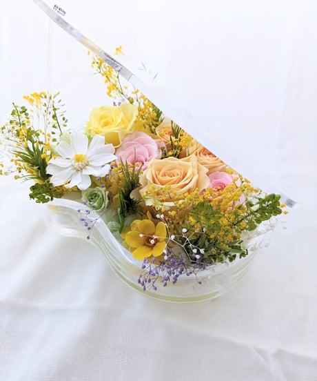 プリザーブドフラワーピアノアレンジ／小花と薔薇と四ツ葉のクローバーの優しい音色（フラワーケース付き）
