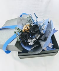 プリザーブドフラワー黒薔薇の魔法発動中シリーズ／ミニ黒薔薇とゴールドローズの魔法の花束BOX／黒執事からの贈り物
