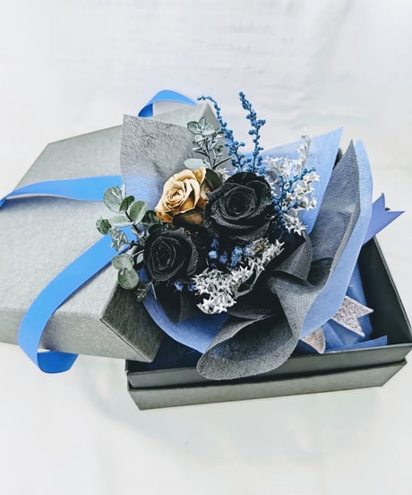 プリザーブドフラワー黒薔薇の魔法発動中シリーズ／ミニ黒薔薇とゴールドローズの魔法の花束BOX／黒執事からの贈り物