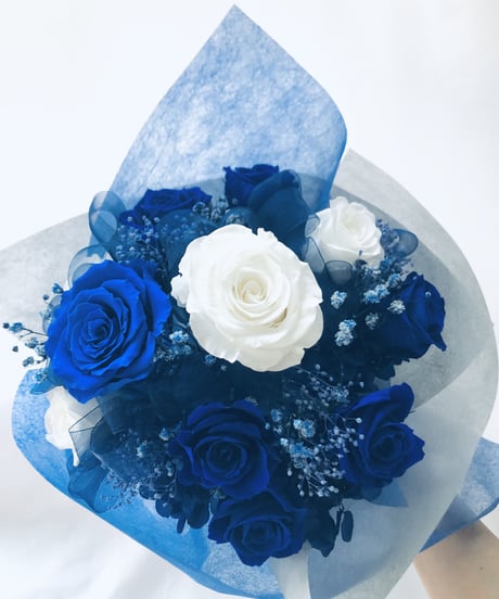 プリザーブドフラワー青と白の11 輪の薔薇にかすみ草とリボンをふんわり束ねた花束（花束ラッピングお届け）