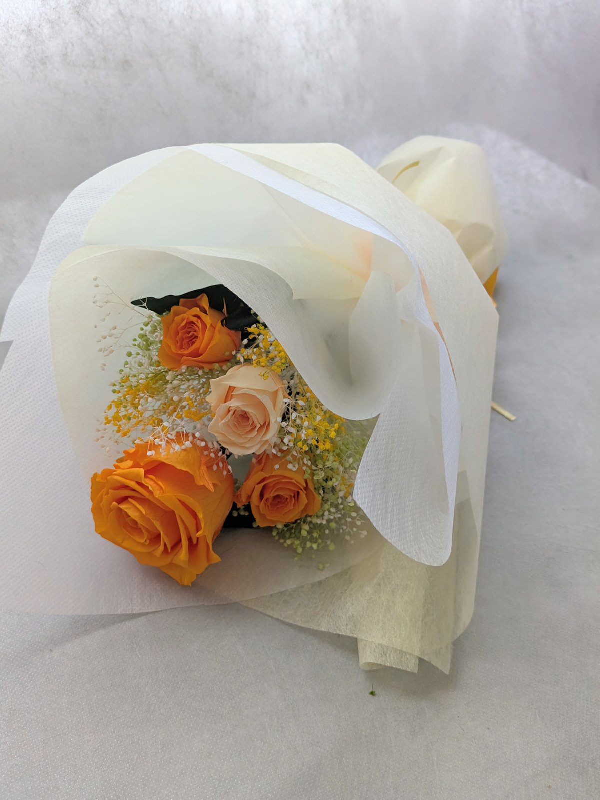 プリザーブドフラワー／大輪のオレンジの薔薇とミニ薔薇とかすみ草の