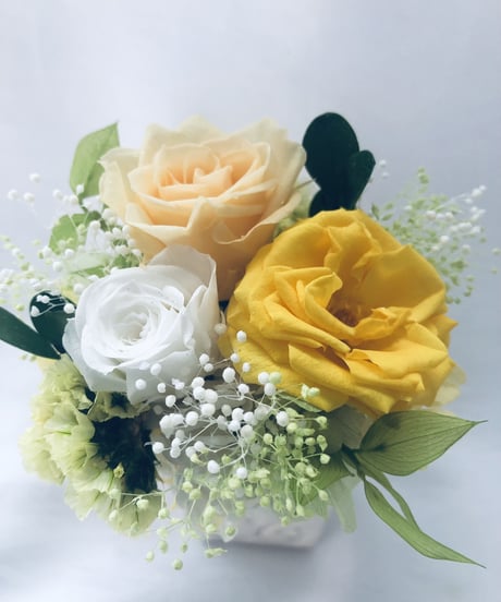 プリザーブドフラワー黄色と白とパステルオレンジローズ、小花のアレンジ【フラワーケースリボンラッピングつき】