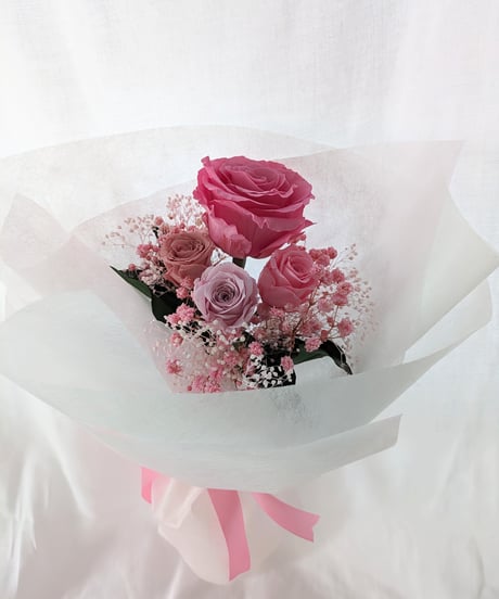 プリザーブドフラワー／大輪のピンクの薔薇とミニ薔薇とかすみ草のふんわり花束