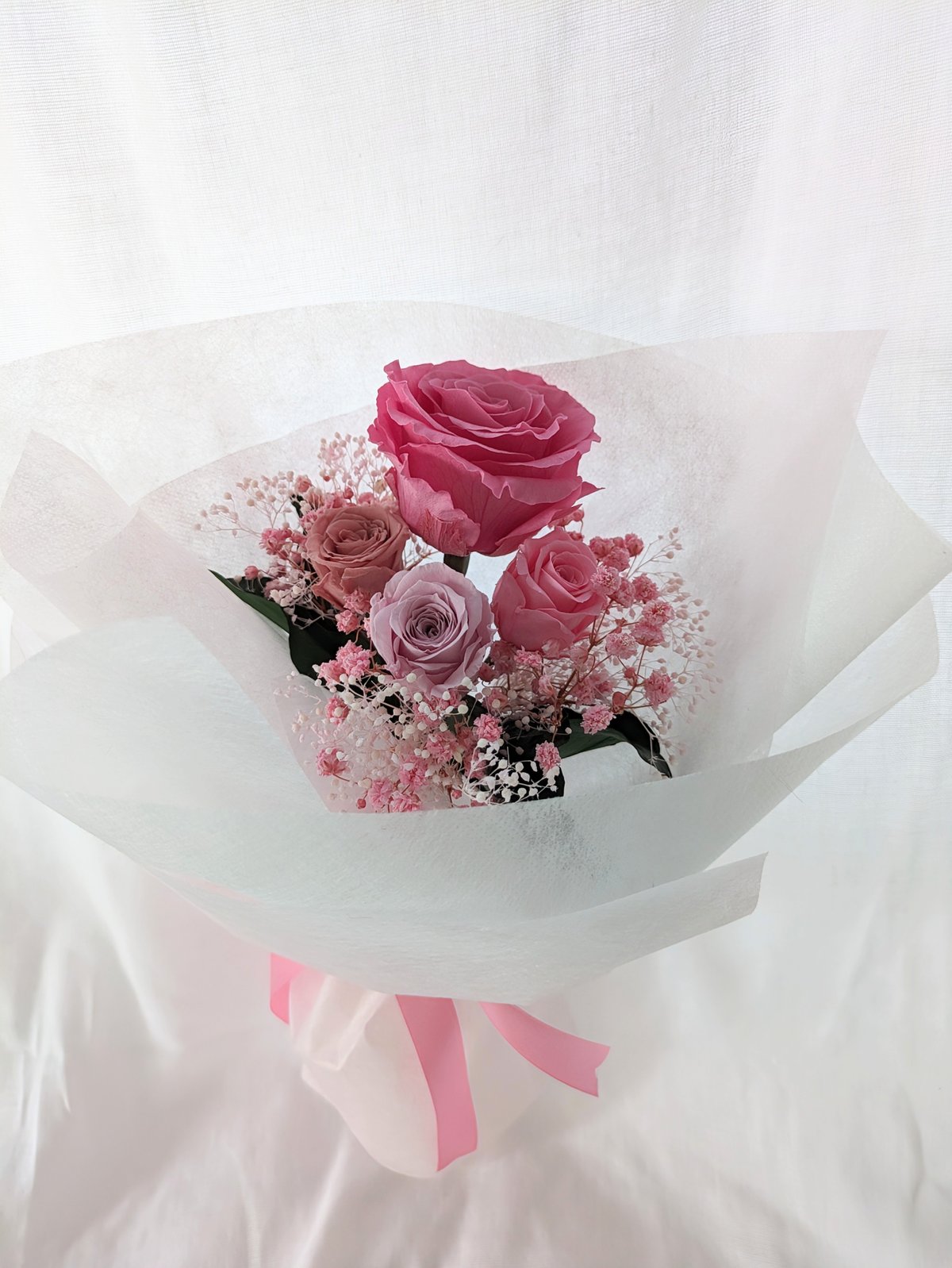 プリザーブドフラワー／大輪のピンクの薔薇とミニ薔薇とかすみ草の