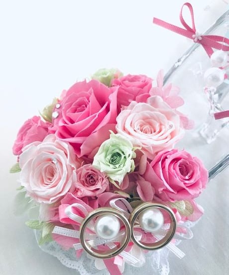 【プリザーブドフラワー／ガラスの靴リングピロー】優しいピンクの薔薇とリボンやビーズをガラスの靴にいっぱい飾って