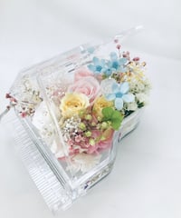 【プリザーブドフラワー／グランドピアノシリーズ】淡い色した花たちのピュアな輝きに四ツ葉のクローバーをそえて【フラワーケース付き】