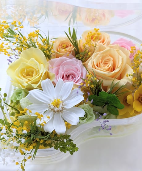 プリザーブドフラワーピアノアレンジ／小花と薔薇と四ツ葉のクローバーの優しい音色（フラワーケース付き）