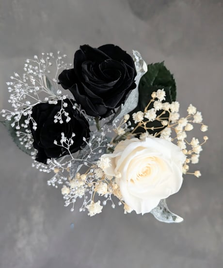 プリザーブドフラワー／黒と白薔薇のシックな3輪花束