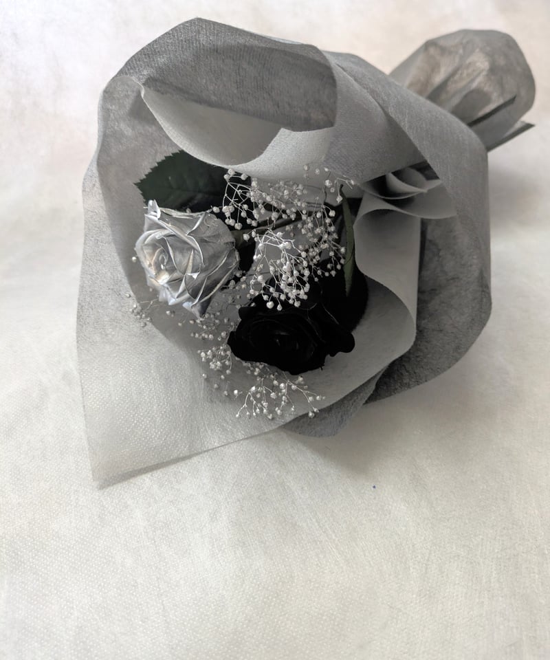 プリザーブドフラワー黒薔薇とシルバーローズの花束ギフト/黒薔薇の プリザーブドフラワー黒薔薇とシルバーローズの花束ギフト/黒薔薇の