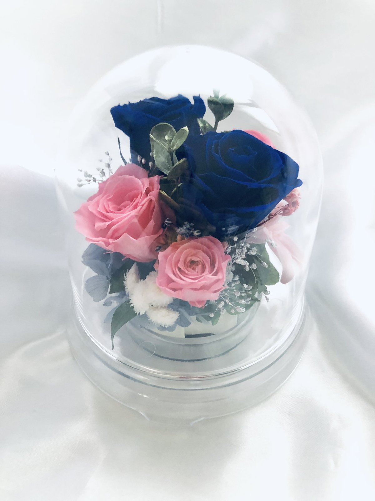 プリザーブドフラワー／ドームの中に咲く青とピンクの薔薇と小花の