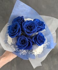 プリザーブドフラワー／青い薔薇と白い薔薇輪のふんわりかすみ草の花束（青グレー花束ラッピング）