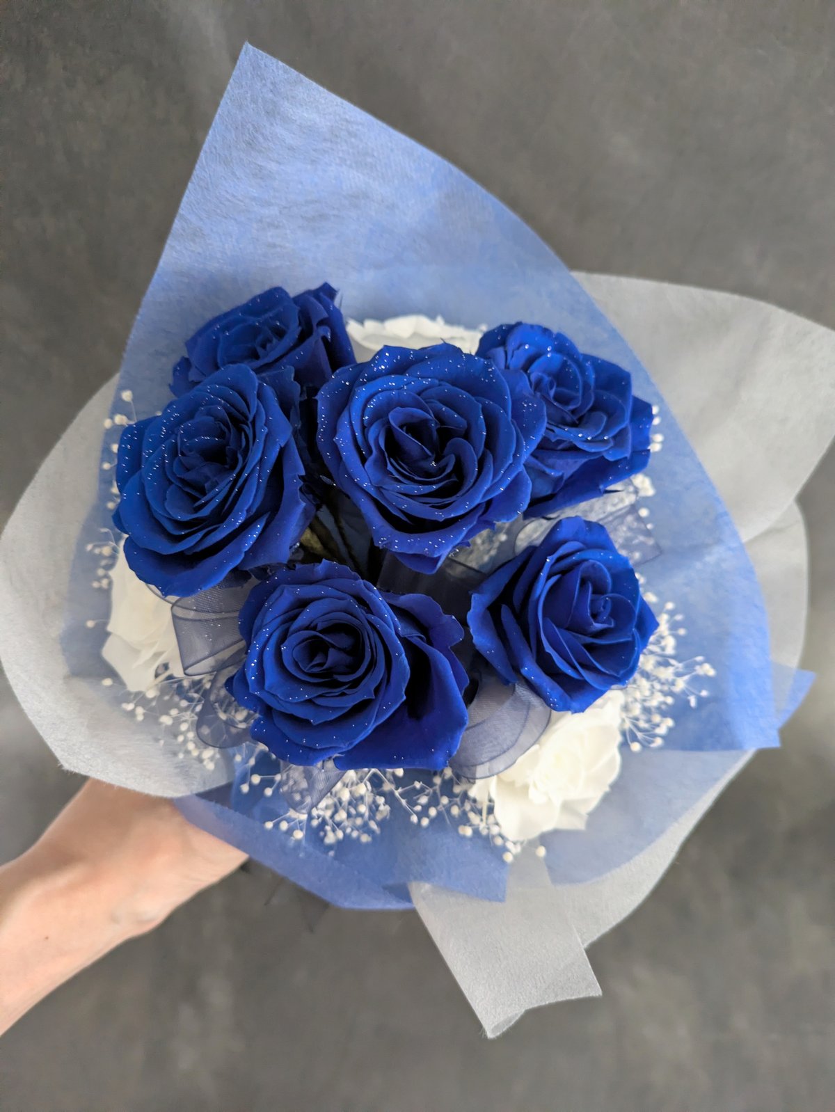 プリザーブドフラワー／青い薔薇6輪白い薔薇3輪と白いかすみ草の花束