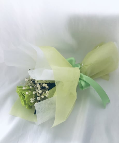 【プリザーブドフラワー／緑の薔薇とカスミ草のふんわり一輪ラッピング】