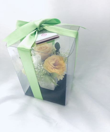 プリザーブドフラワー黄色と白とパステルオレンジローズ、小花のアレンジ【フラワーケースリボンラッピングつき】