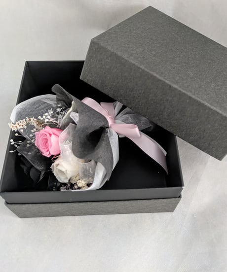プリザーブドフラワー／花束ボックス／3色のミニ薔薇紫と小花のミニ花束 ピンク／光彩陸離