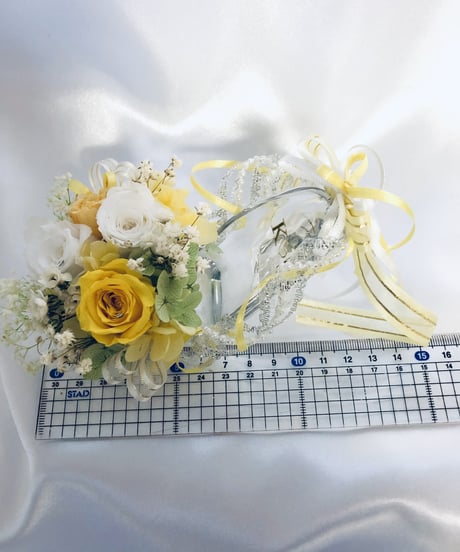 【プリザーブドフラワー／ガラスの靴ミニシリーズ】白と黄色の薔薇に小花をそえたフラワーシューズ