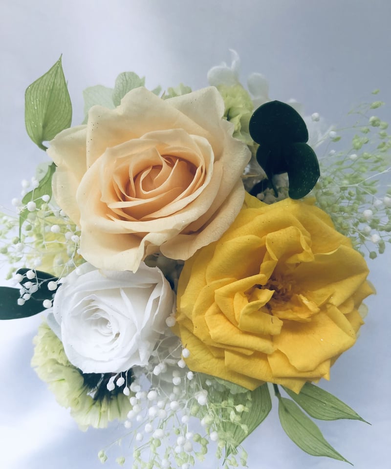 パキラ　白と緑の二重のお花と オレンジと黄色のお花　キャッツアイ写真立て プリザーブドフラワー黄色と白とパステルオレンジローズ、小花の