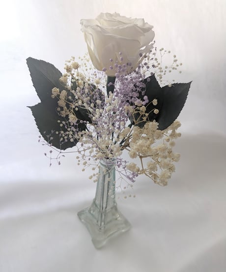 【プリザーブドフラワー／大輪の白薔薇と白とパープルかすみ草のふんわり一輪ラッピング】