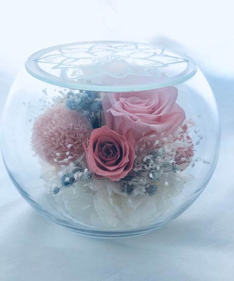プリザーブドフラワー/丸いガラスポットの薔薇と菊アレンジ/蓮の花模様の蓋