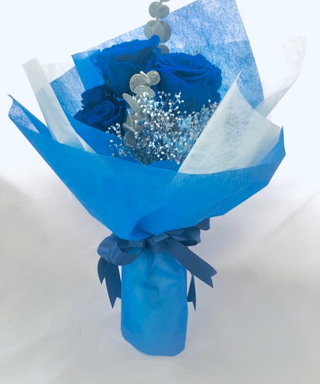 プリザーブドフラワー大輪の青い薔薇とミニ薔薇とかすみ草のふんわり花束8本タイプ（花束ラッピング）