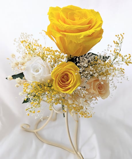プリザーブドフラワー／大輪の黄色の薔薇とミニ薔薇とかすみ草のふんわり花束