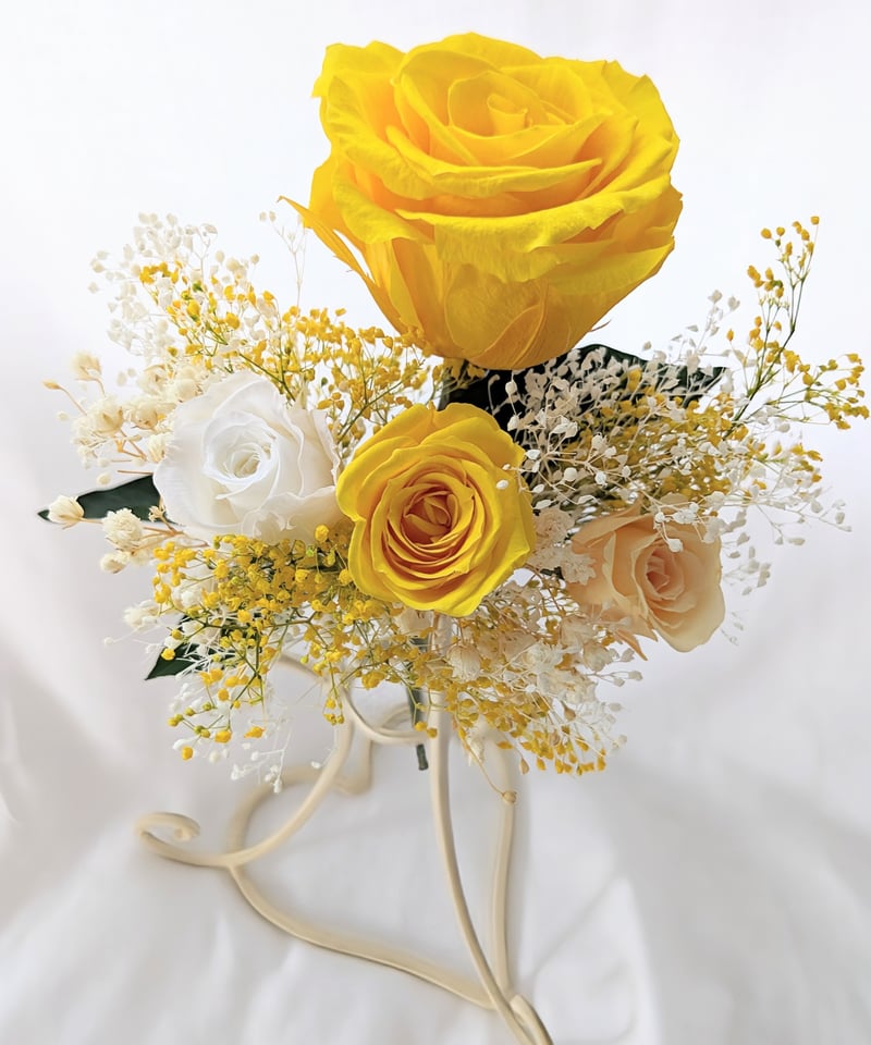 プリザーブドフラワー／大輪の黄色の薔薇とミニ薔薇とかすみ草の