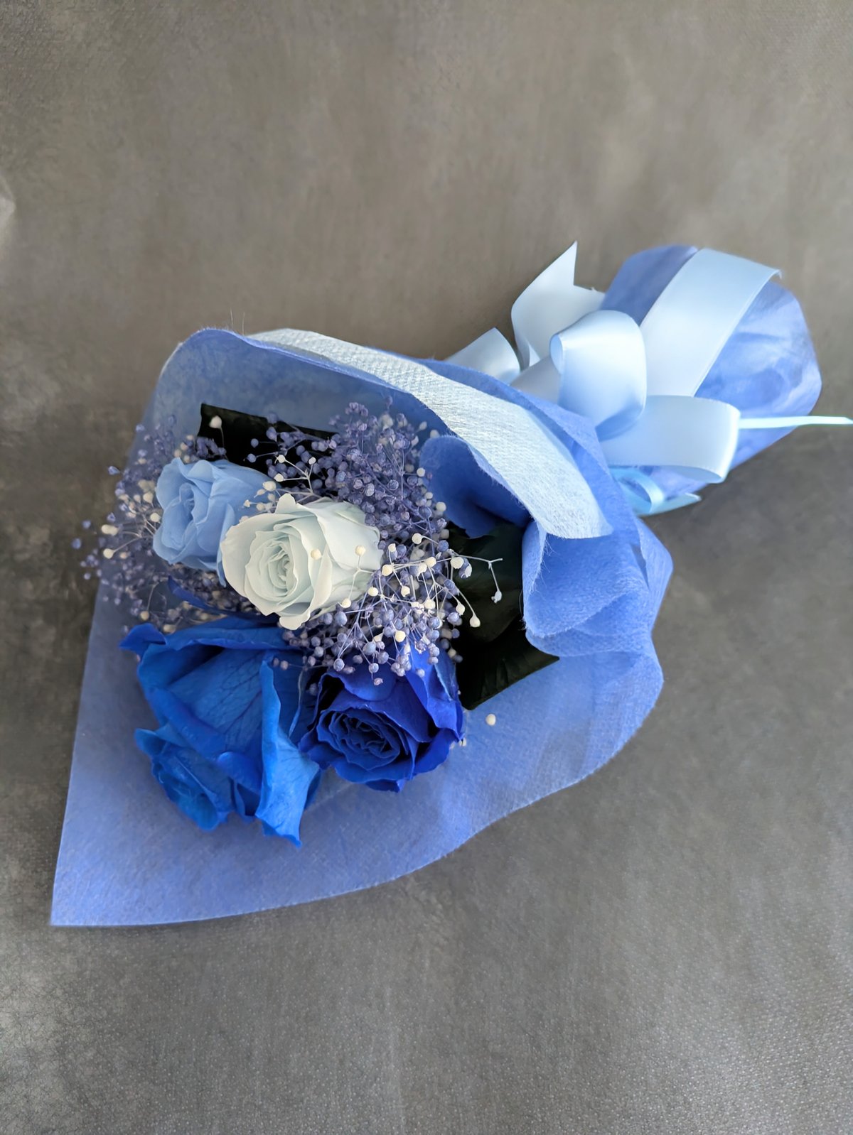 プリザーブドフラワー／青い薔薇とミニ薔薇とかすみ草花束／そのまま