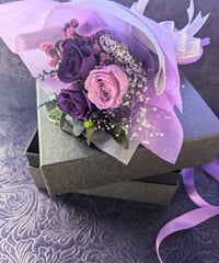 プリザーブドフラワー／魔法界からの魔法発動中シリーズ／紫のミニ薔薇と小花の花束BOX