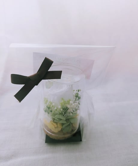 プリザーブドフラワー／　白いミニ薔薇と小花のミニガラスボトルギフト