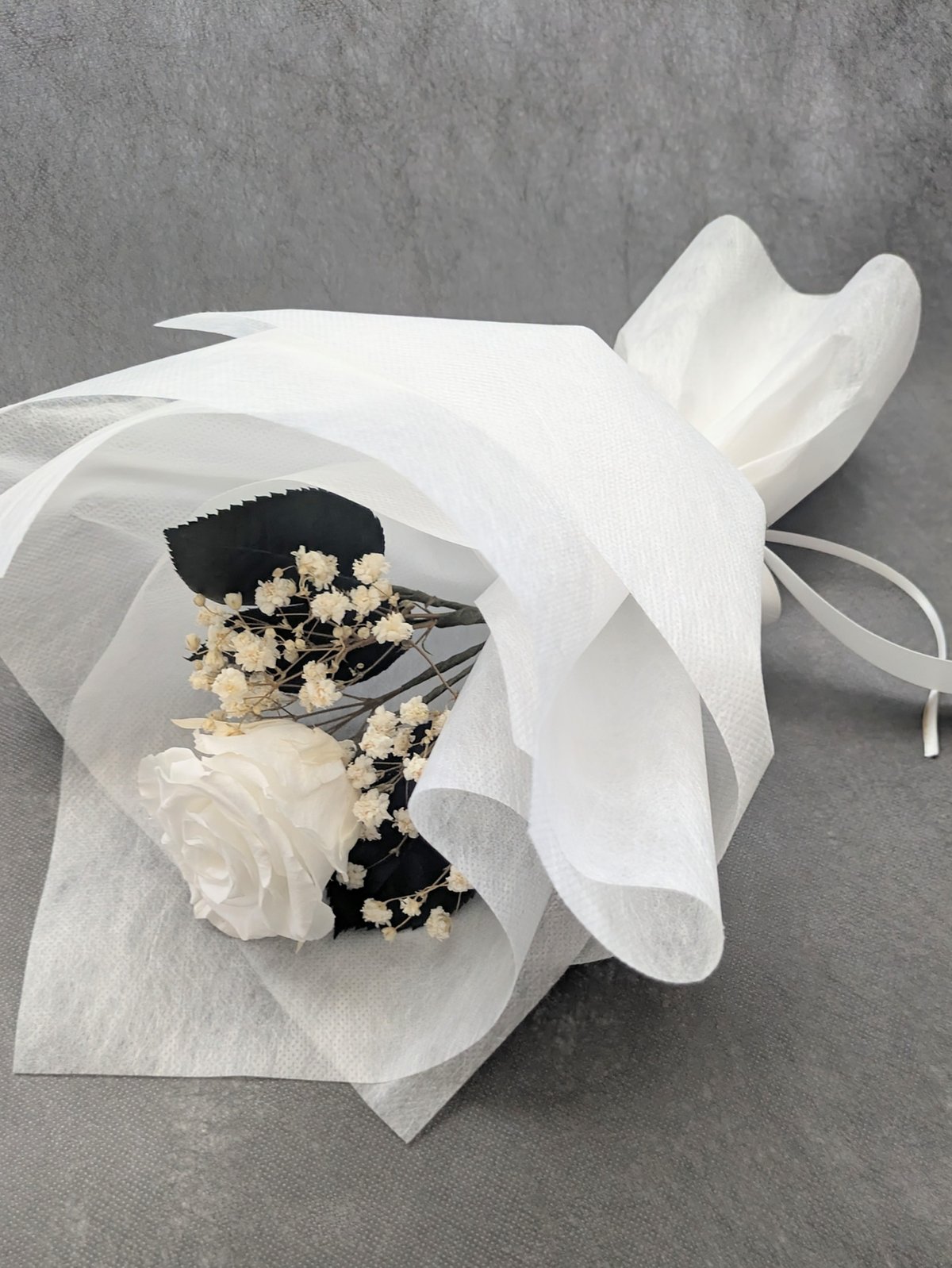 プリザーブドフラワー／白薔薇とかすみ草のふんわり一輪ラッピング