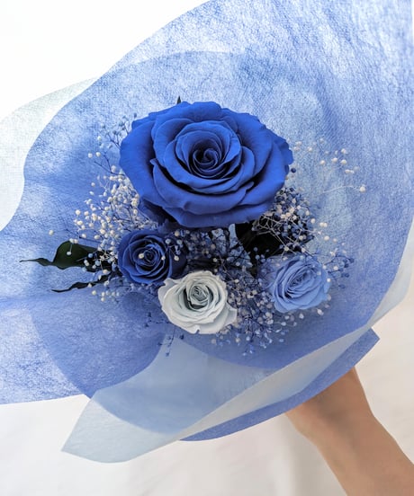 青い薔薇とミニ薔薇とかすみ草のふんわり花束（プリザーブドフラワー）