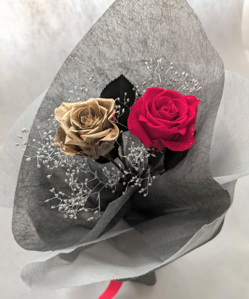 プリザーブドフラワー赤薔薇とゴールドーローズの花束ギフト | 世都華